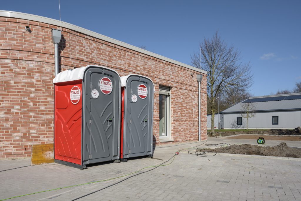 Staude mobile Bau-Toiletten auf Baustelle