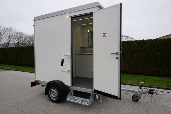 Kompakter Anhänger mit WC, Waschbecken, Dusche und Heizung, ideal für Sanierungen und Veranstaltungen