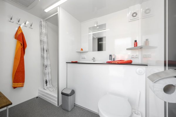 Innenansicht des Staude Bad-Mobils mit Dusche, WC und Waschbecken