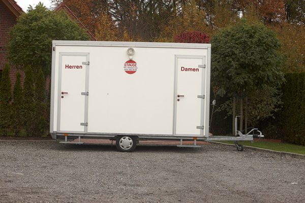 Duschwagen für Veranstaltungen mit je 2 Warmwasser-Duschen, Toilette und Waschbecken pro Abteil