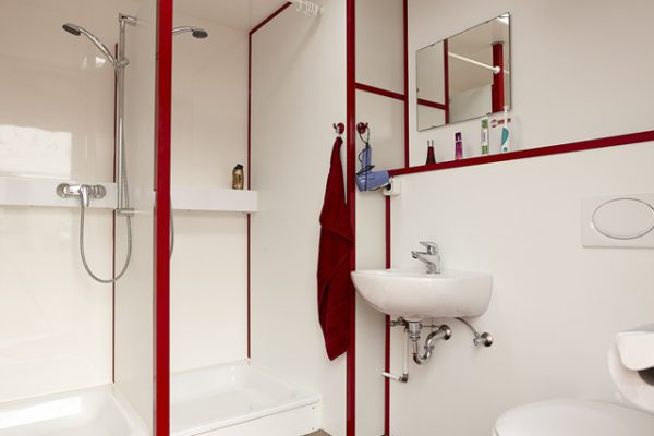Duschwagen für Veranstaltungen mit je 2 Warmwasser-Duschen, Toilette und Waschbecken pro Abteil